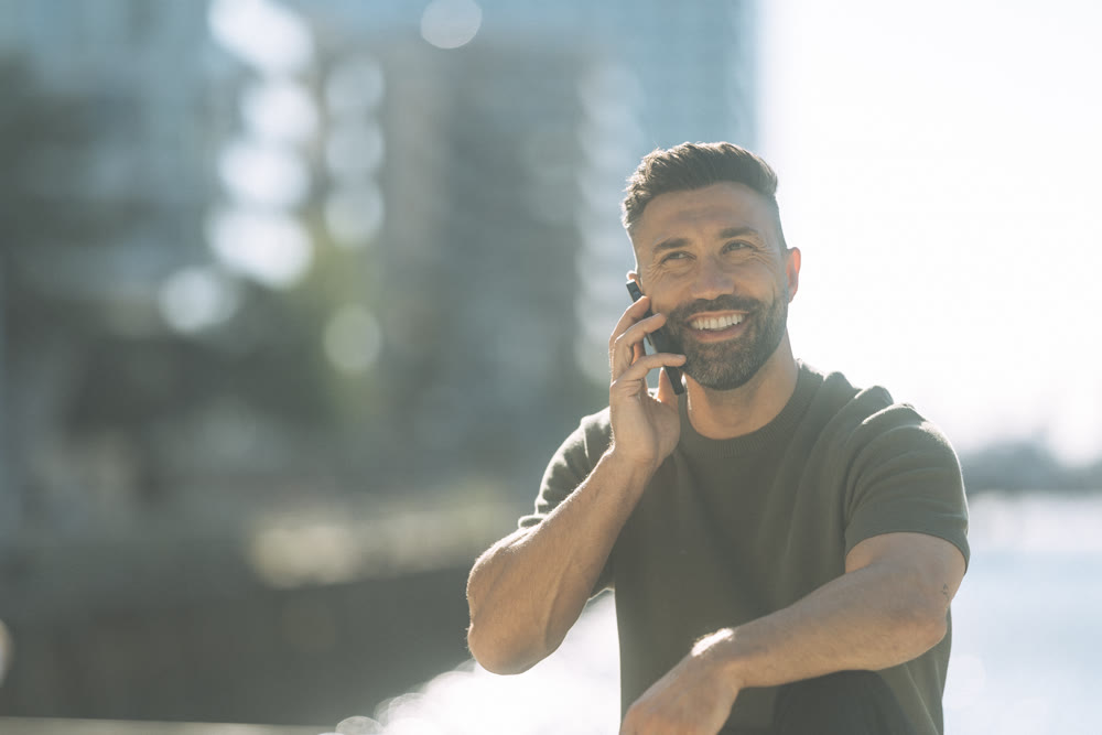 Ümit Ergün am Telefon, Steuerberater in Hamburg